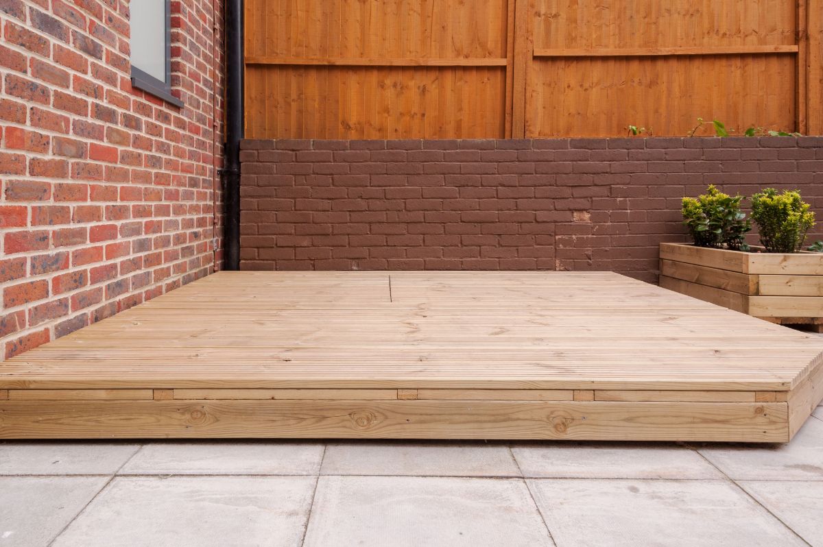 Une nouvelle terrasse en bois dans le jardin