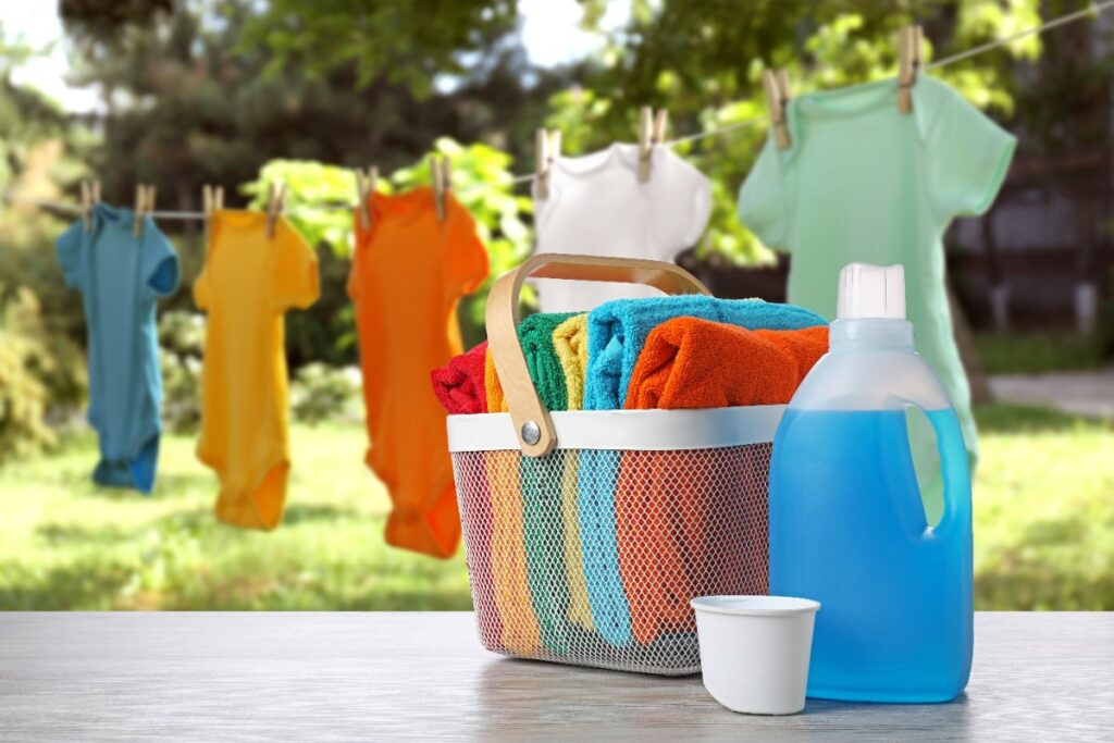 Un panier à linge avec une bouteille de lessive