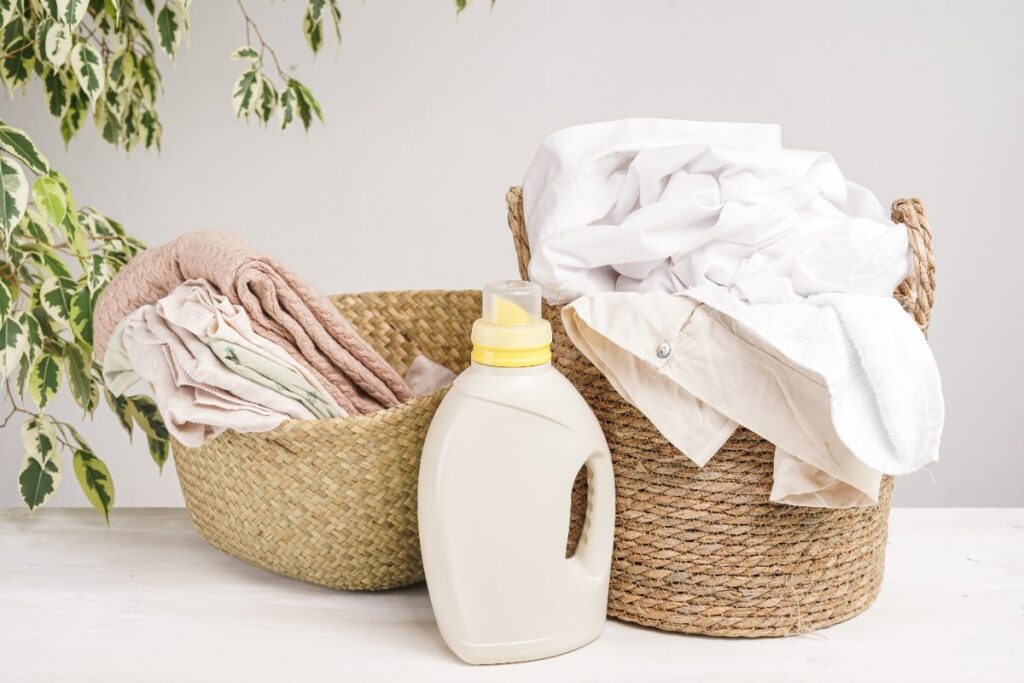 Un panier à linge avec du détergent sur la table