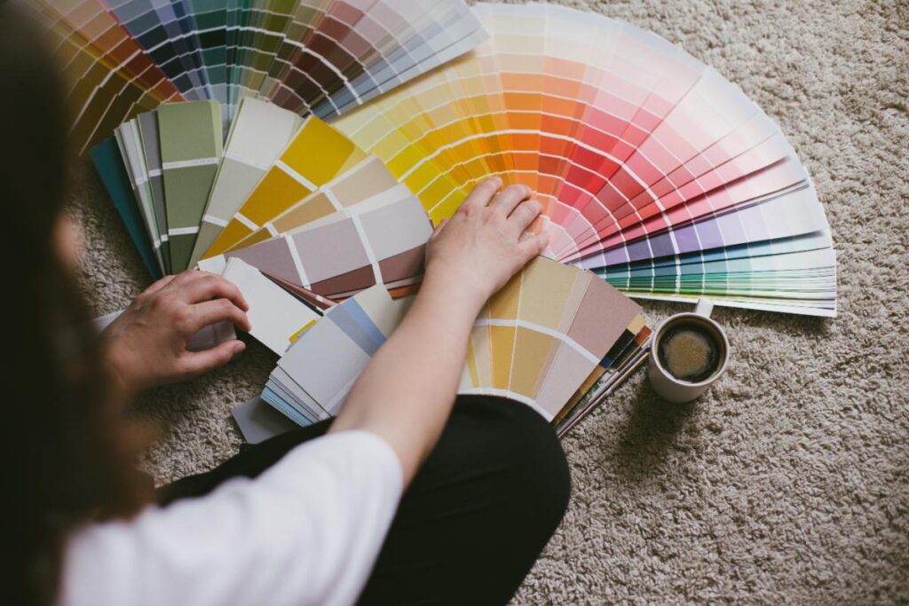 Une personne qui choisie une peinture sur une moquette