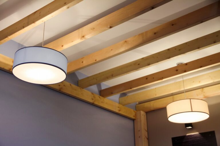 Un plafond intérieur moderne avec des poutres en bois et des luminaires installées