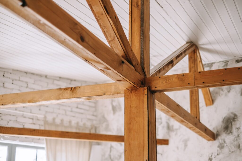 Des poutres en bois et plafond blanc à l'intérieur 