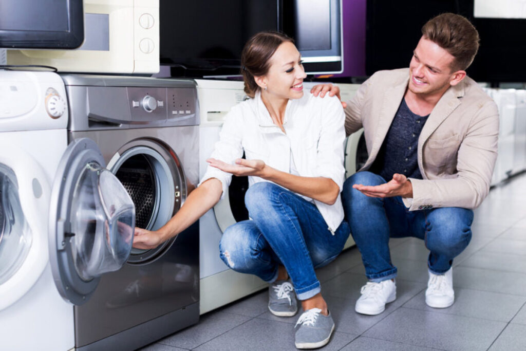 Professionnels réparent des appareils électroménagers