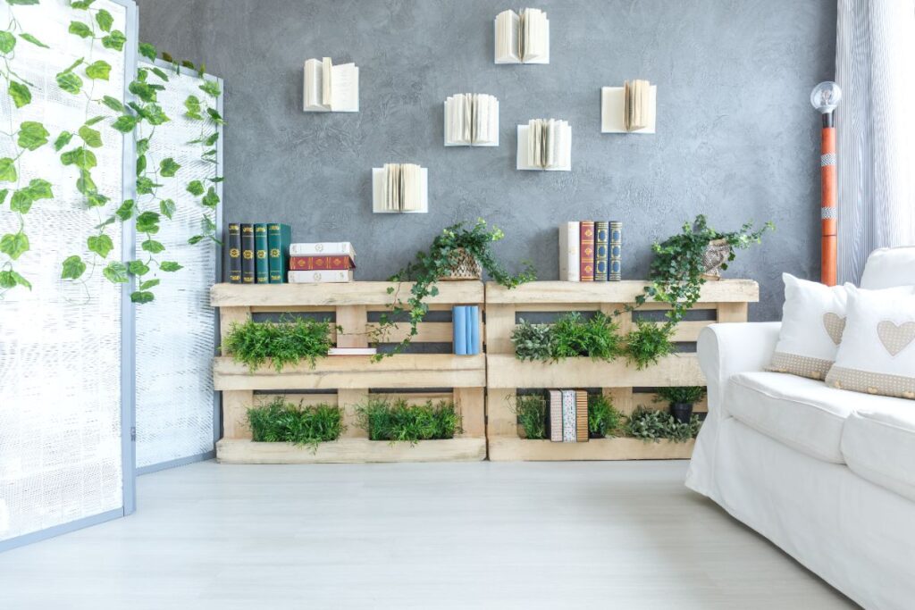Une étagère de plantes vertes fabriquées avec des palettes en bois