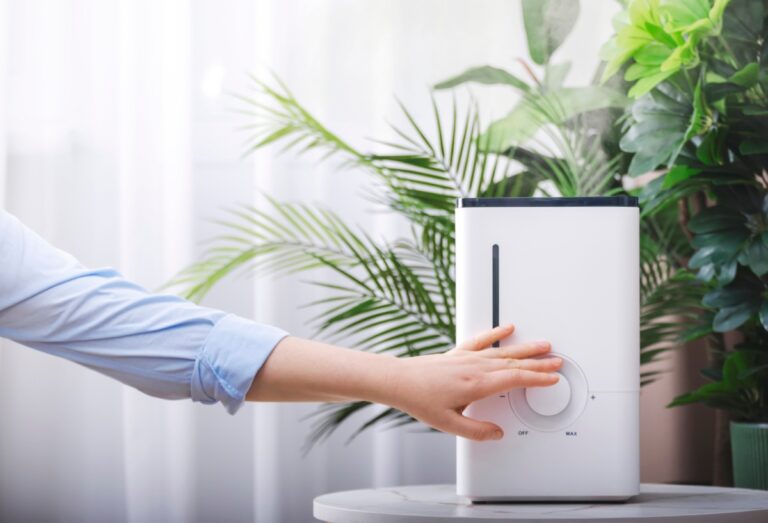 Une femme réglant le paramètre de l'humidificateur