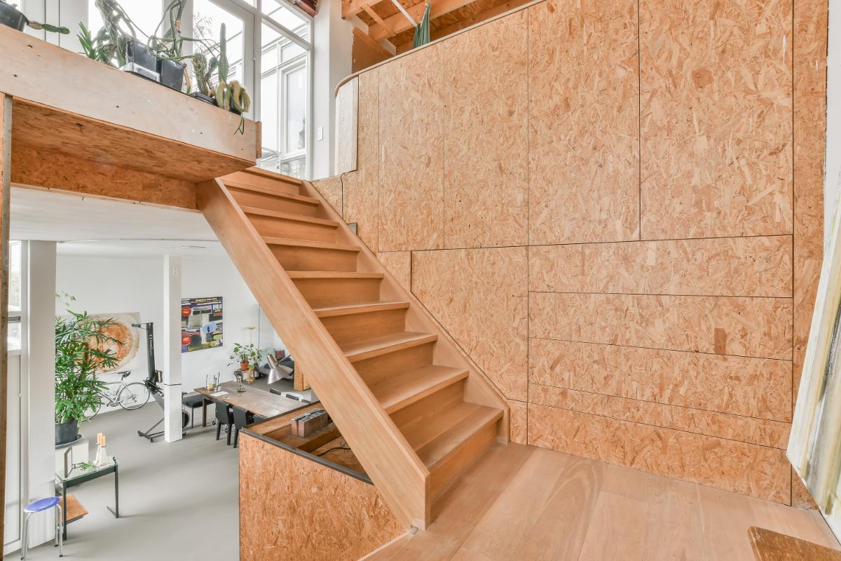 Un hall d'escalier en OSB