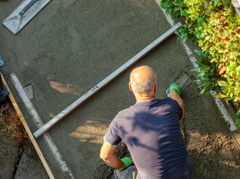 Un homme construisant une allée dans un jardin
