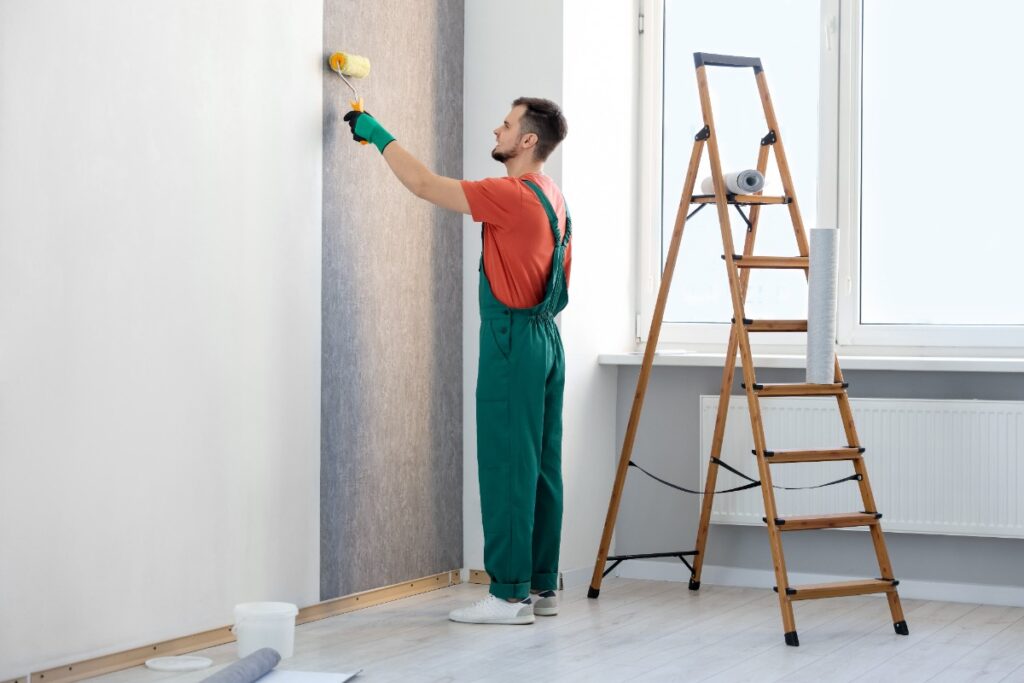Un homme peignant le mur intérieur