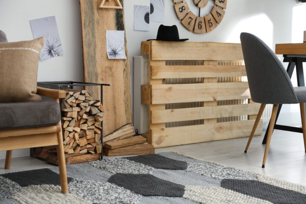Intérieur d'une pièce décorée avec de la palette en bois