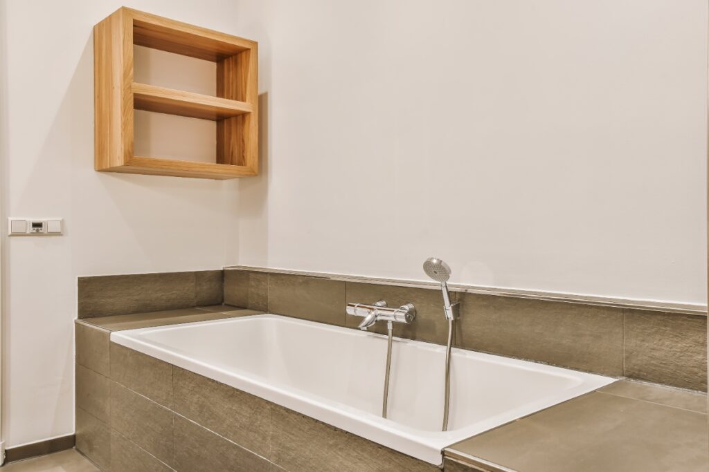 Intérieur d'une salle de bain avec une baignoire
