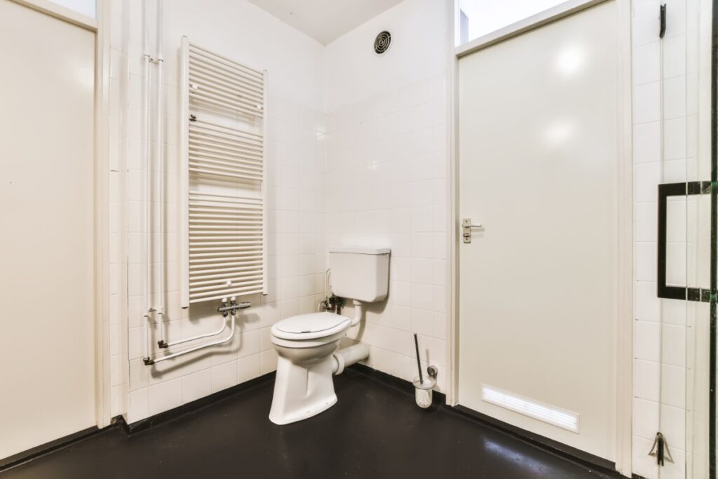 Intérieur d'une toilette moderne