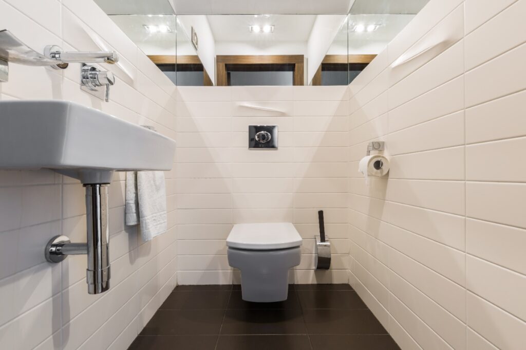 Intérieur d'une toilette propre