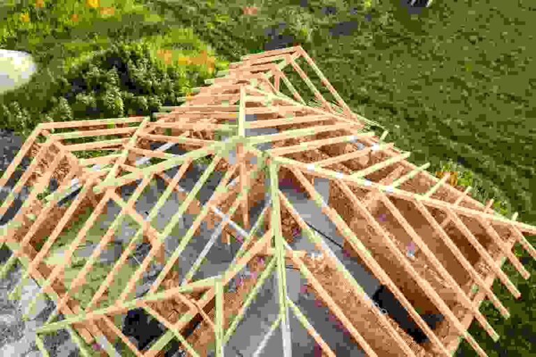 Une maison en brique avec une charpente en bois