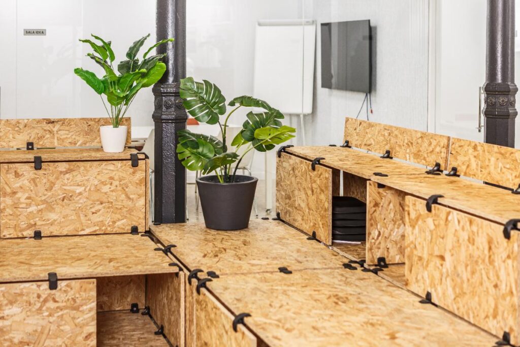 Des meubles modulaires en panneau OSB