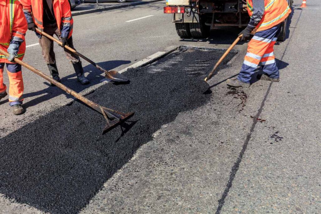 Des ouvriers qui travaillent sur la route