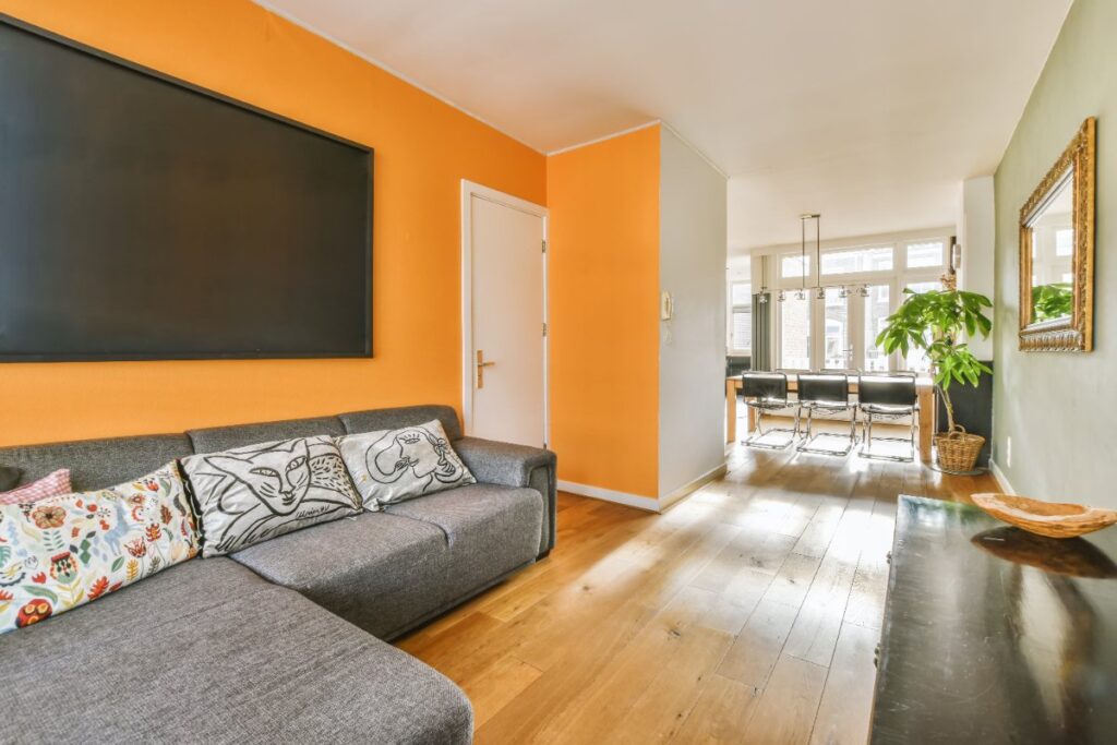 Un salon moderne avec un mur orange