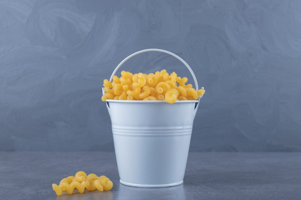 Un seau rempli de pâtes sèches