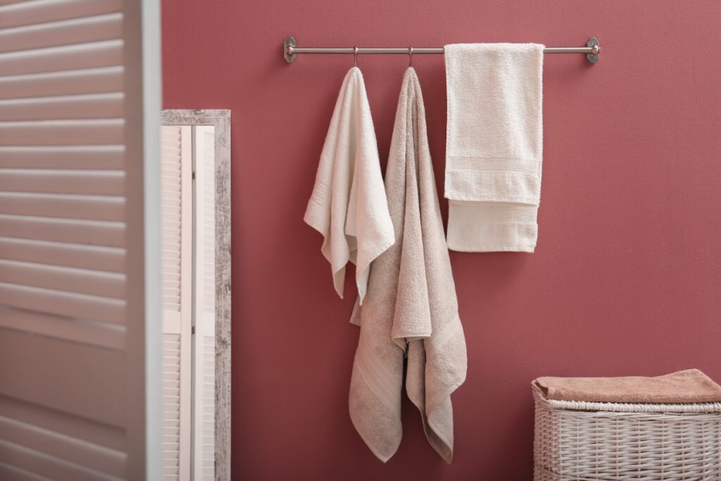 Des serviettes accrochés au mur d'une salle de bain