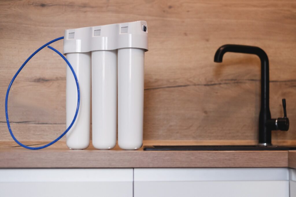 Un système de filtration d'eau installé près du robinet