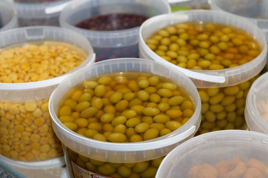 Des variétés d'olives fraîches dans des seaux