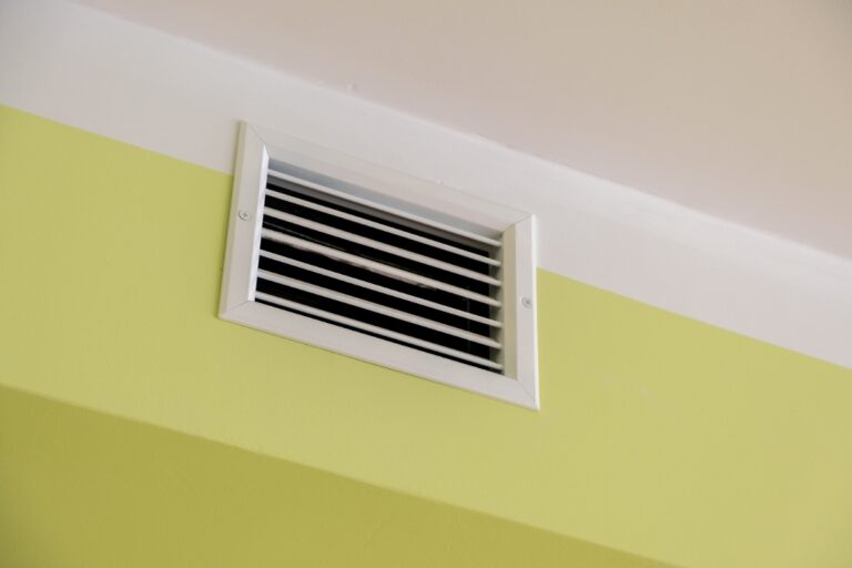 Une VMC installée sur le mur