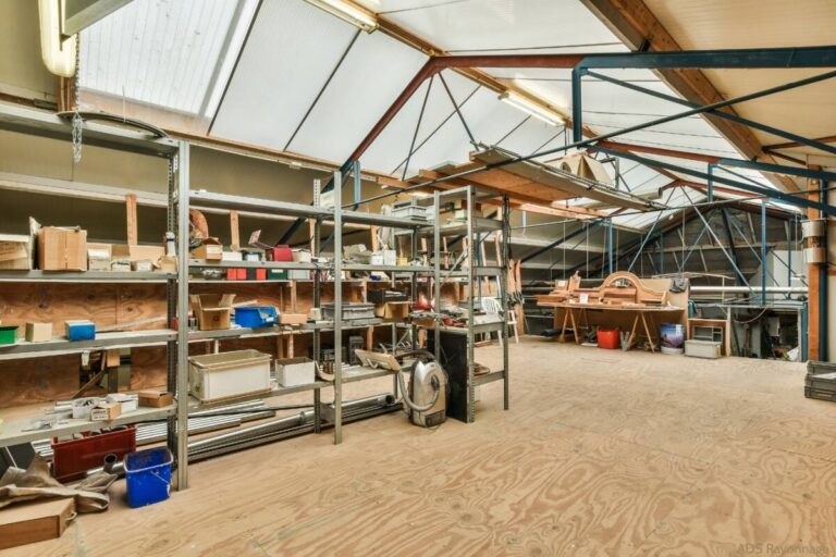 Atelier aménagé avec des étagères de qualité