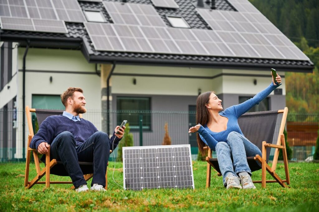 Un couple utilisant de l'énergie solaire dans le jardin