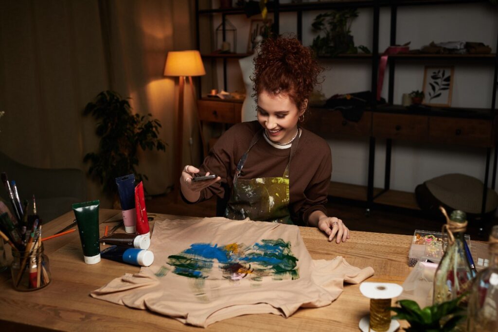 Une femme qui peint du tissu