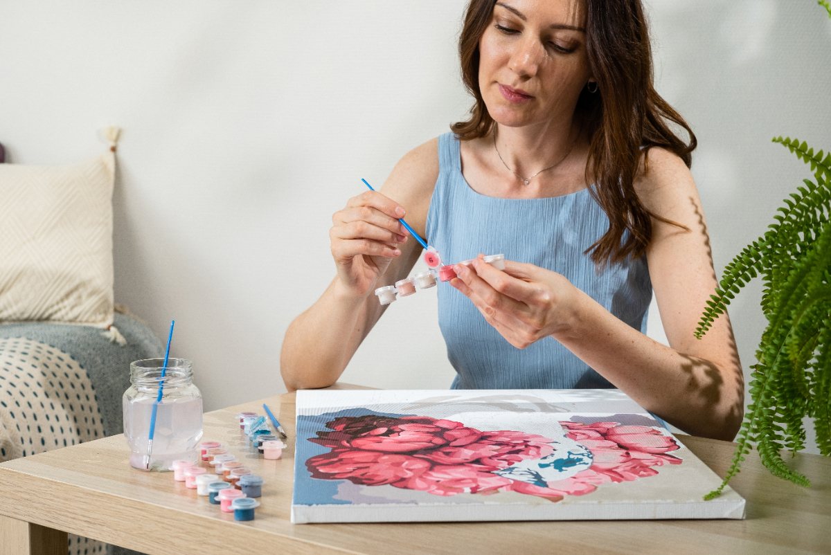Une femme en peinture par numéro sur une toile