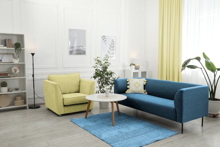 Intérieur moderne avec une chaise et un canapé
