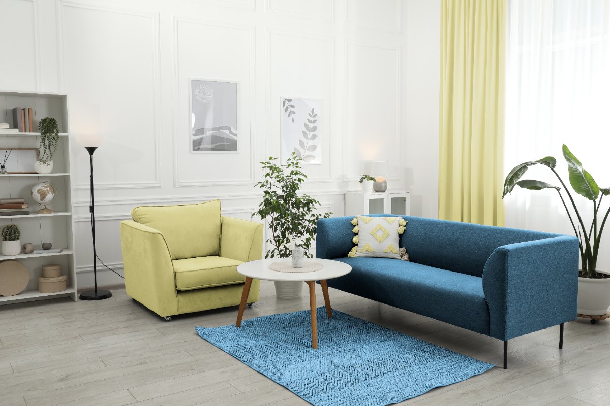 Intérieur moderne avec une chaise et un canapé