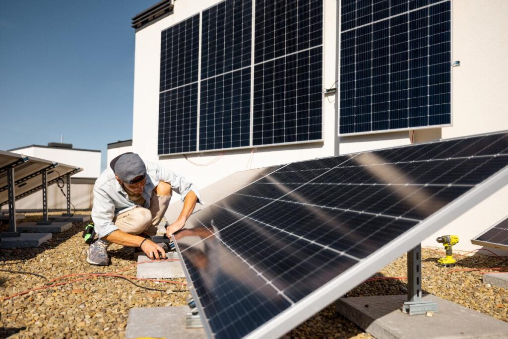 Un jeune homme qui installe des panneaux solaires
