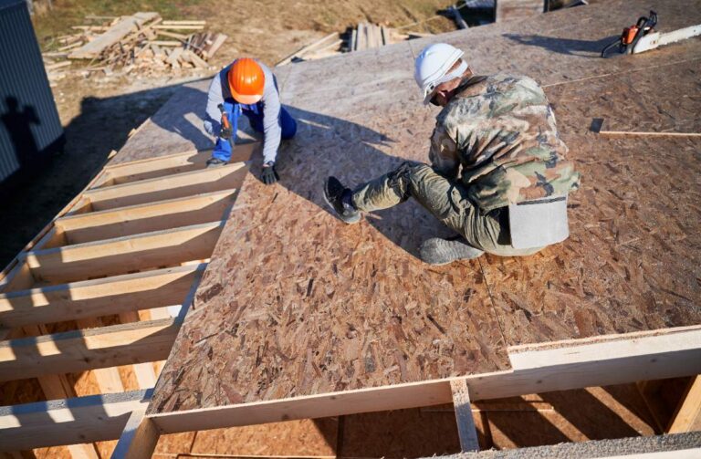 Des ouvriers installant une plancher en OSB