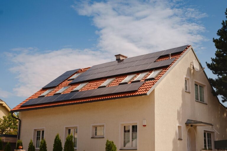 Des panneaux solaires installés sur le toit d'une maison
