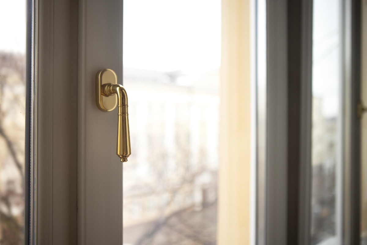 Une poignée de porte-fenêtre dorée