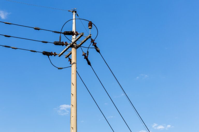 Un poteau avec des fils électriques