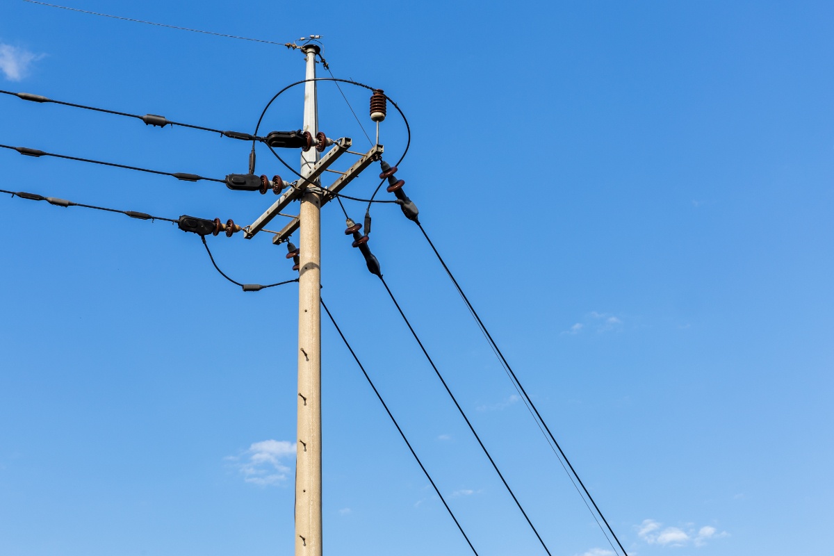 Un poteau avec des fils électriques