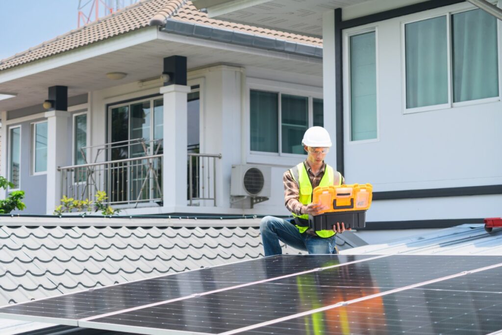 Un professionnel installant des panneaux solaires