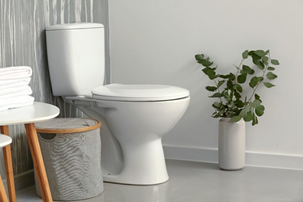 Une salle de bain propre avec une toilette