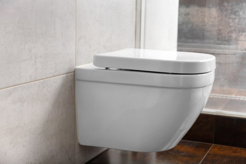 Une toilette blanche moderne montée sur un mur