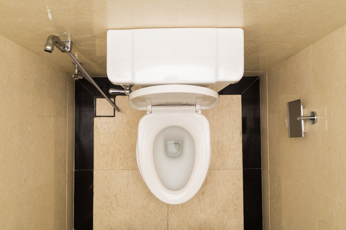 Une toilette installée dans la salle de bain