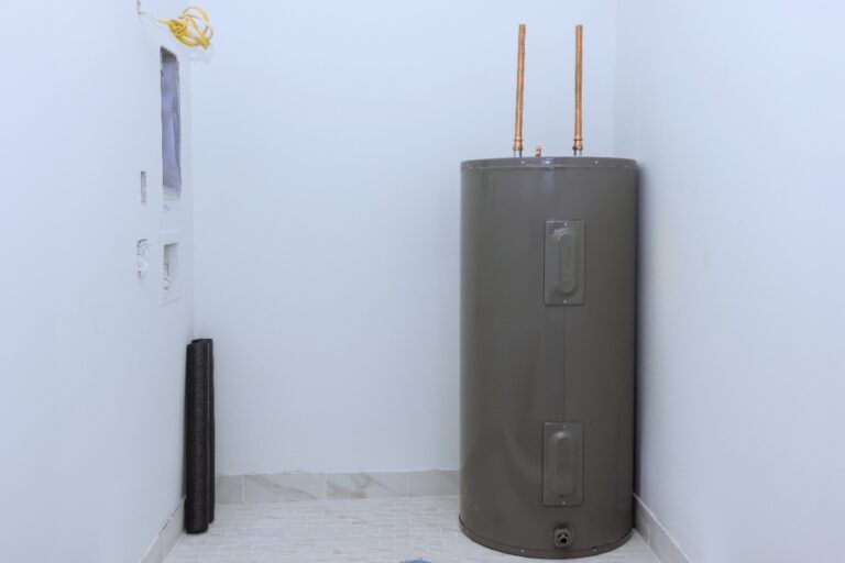 Un chauffe-eau installé dans une maison