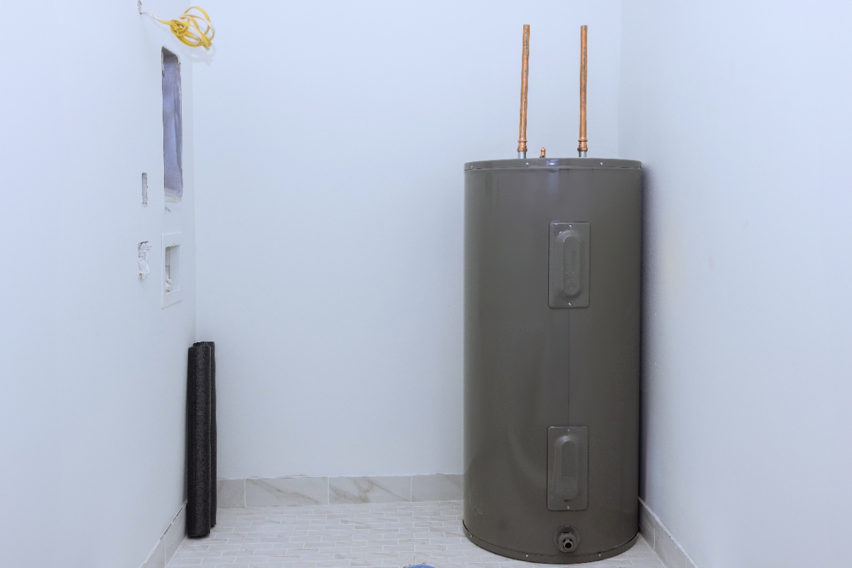 Un chauffe-eau installé dans une maison