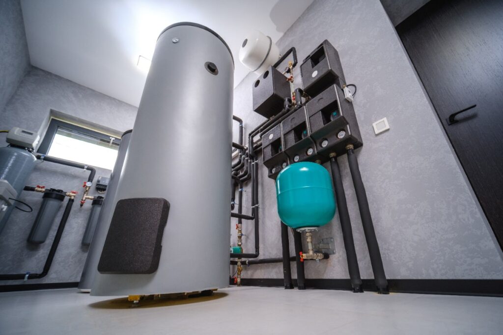 Un chauffe-eau et plomberie installés