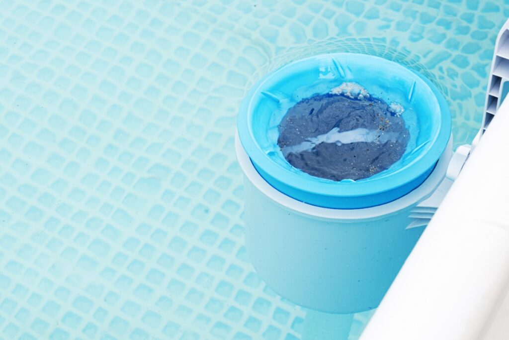 Une écumoire montée dans une piscine