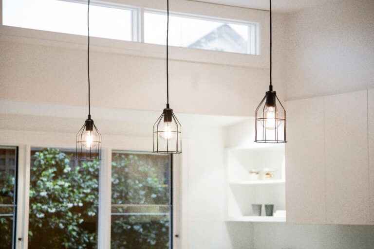 Des luminaires suspendus dans une maison lumineuse