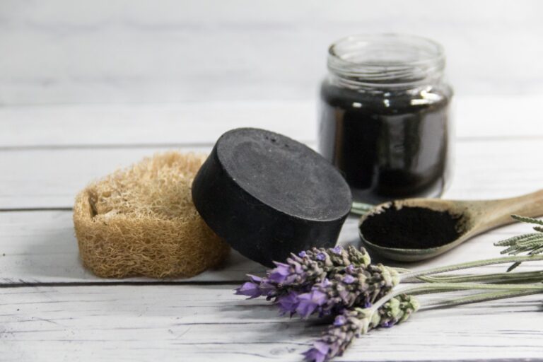Savon noir naturel et lavande sur la table