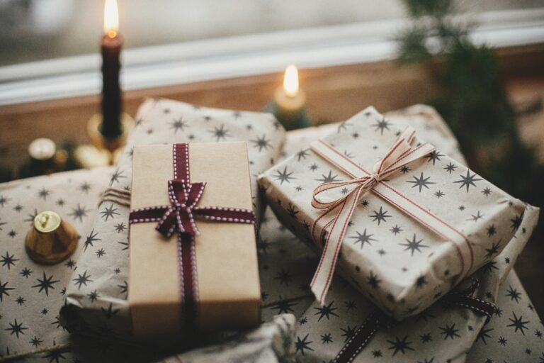 Des cadeaux avec des bougies et des emballages