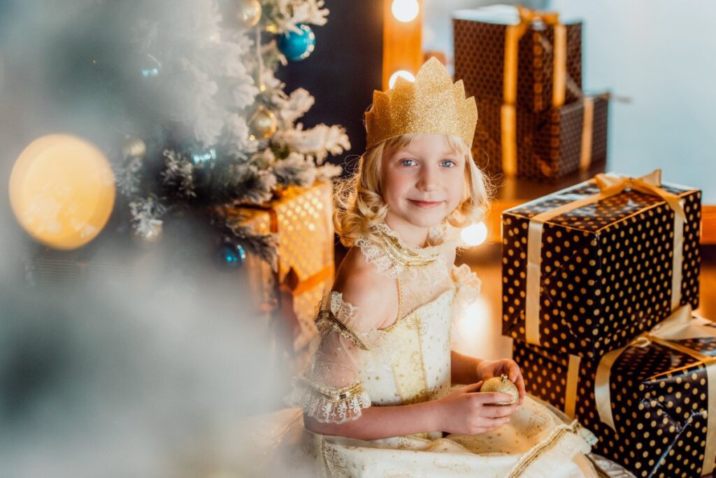 Une fille couronnée tenant un cadeau